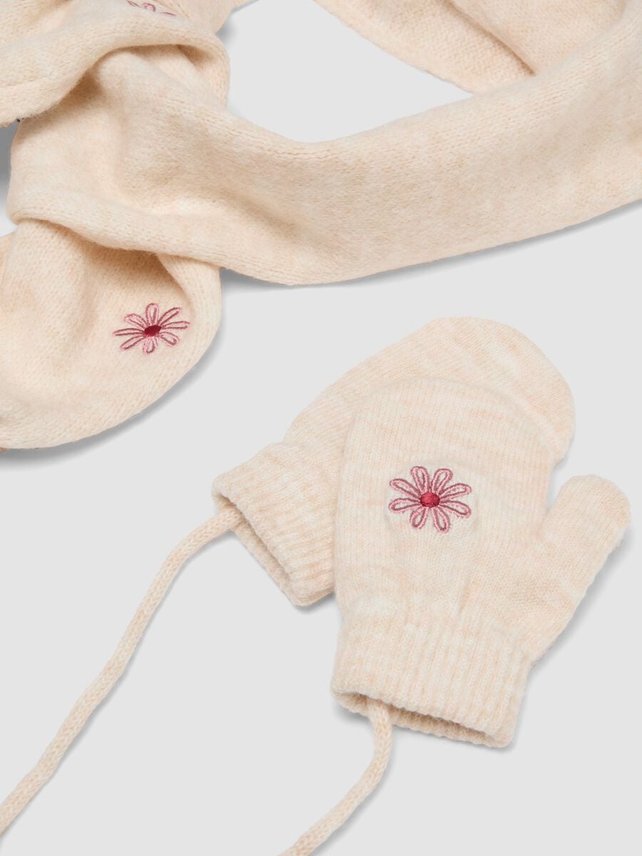 Set cappello, sciarpa e muffole beige in tessuto elasticizzato_1