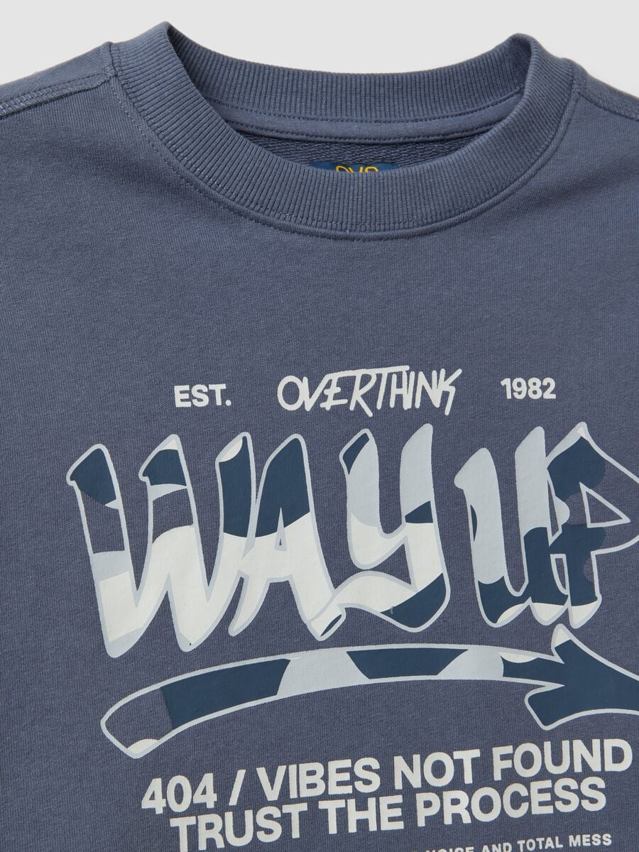 Grey pure cotton sweatshirt with front print for boys, relaxed fit_2