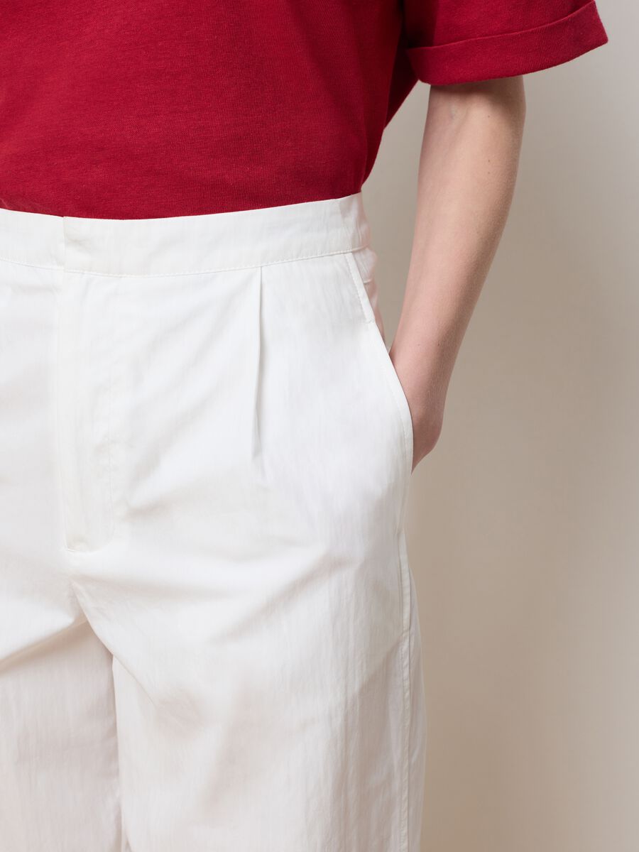 White carrot-fit trousers with darts_3