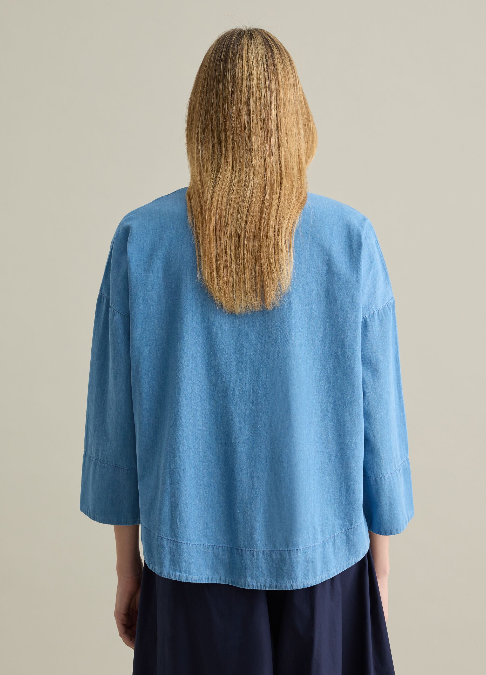 Women's oversized denim shirt in 100% cotton with regular fit and embroidery