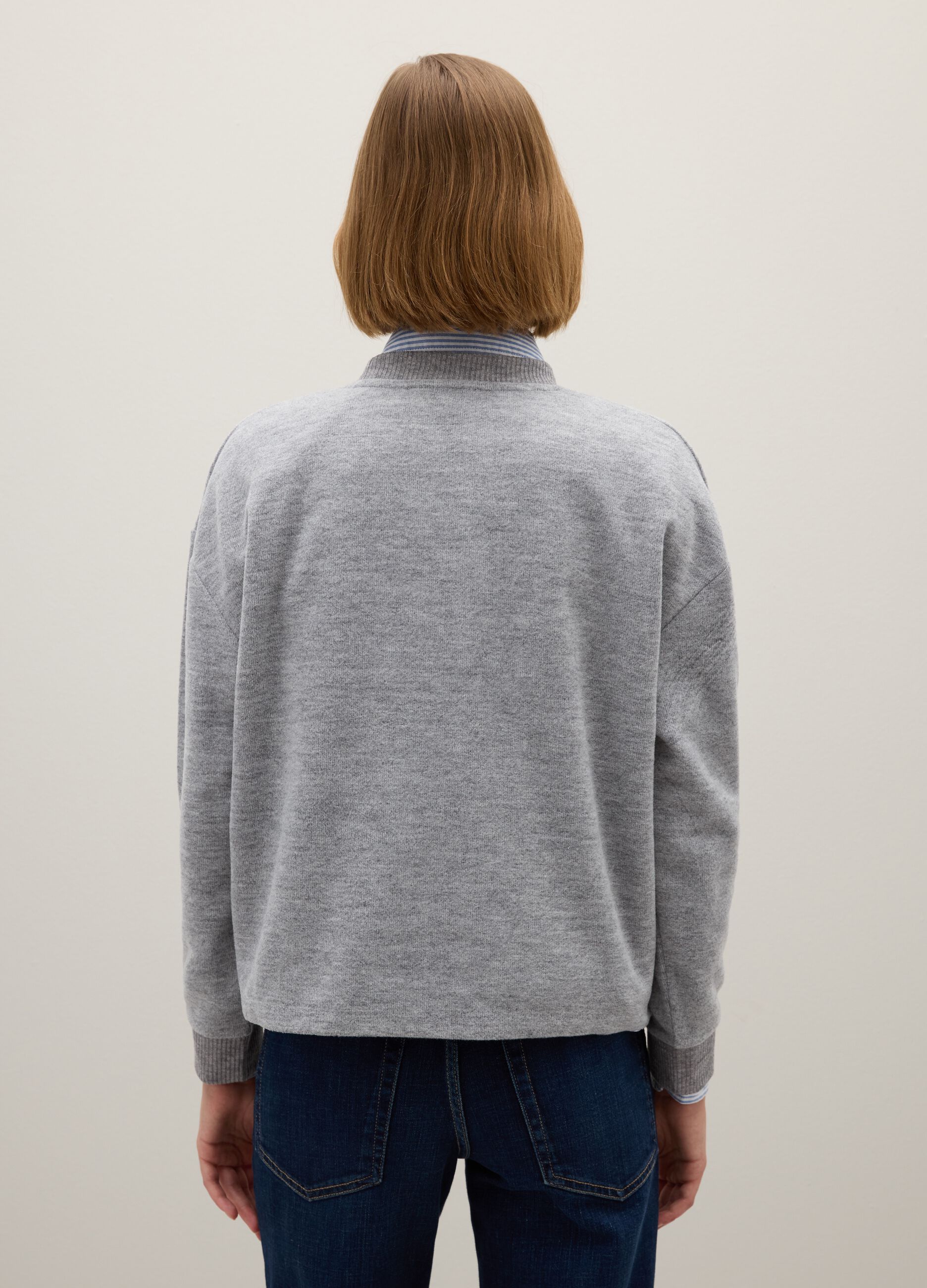 Maglia grigia regular fit con dettagli floreali