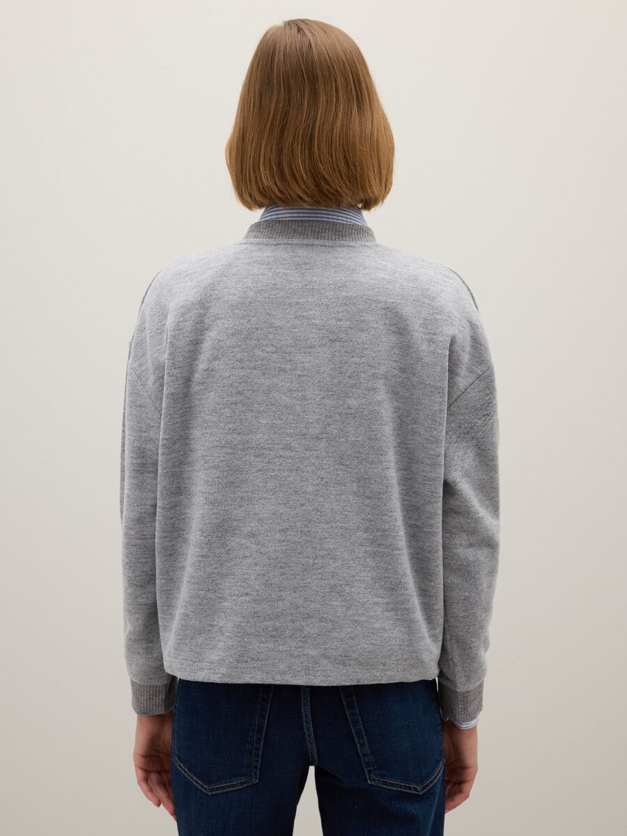 Maglia grigia regular fit con dettagli floreali_2