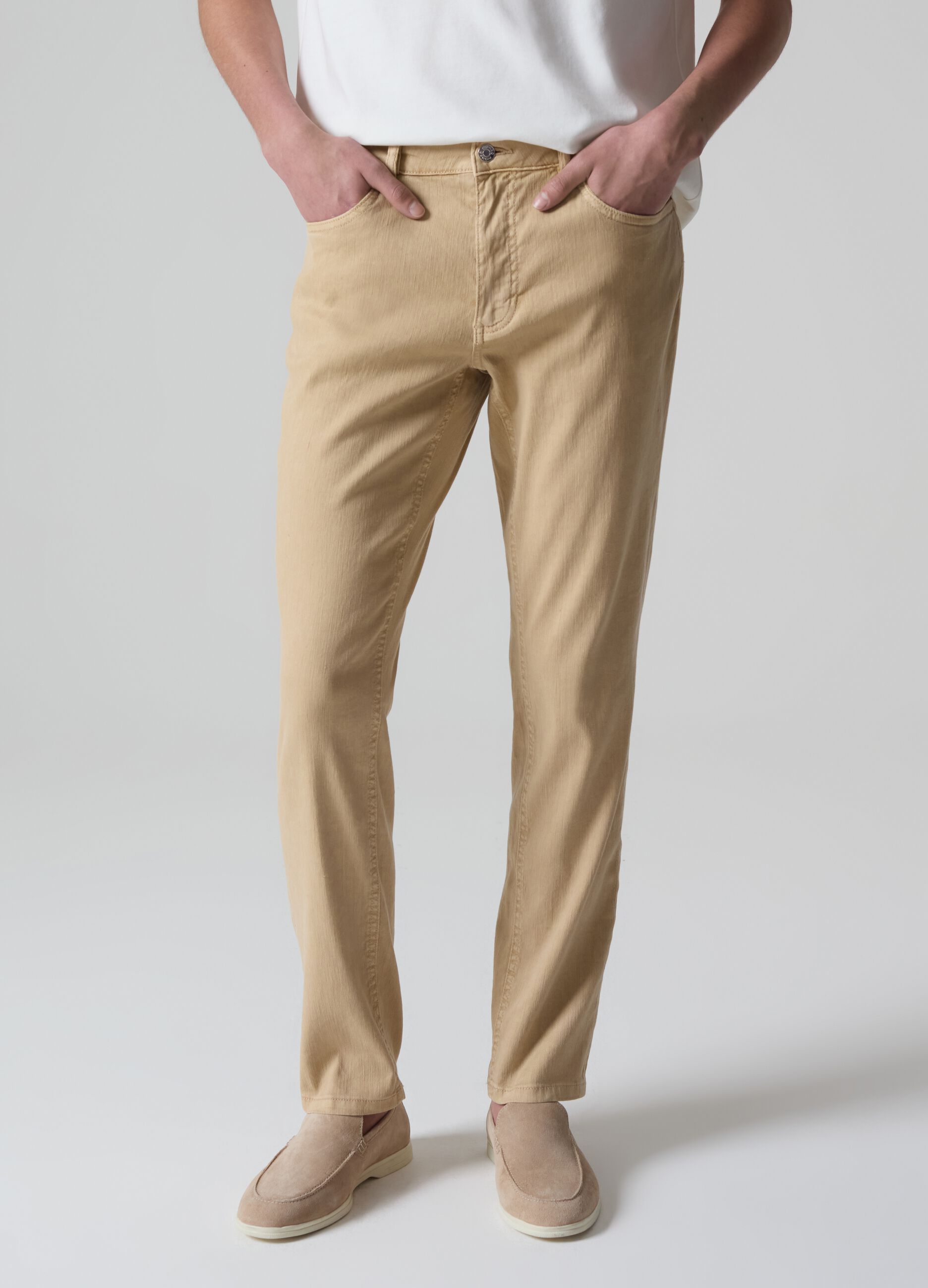 Contemporary slim-fit jeans with five pockets