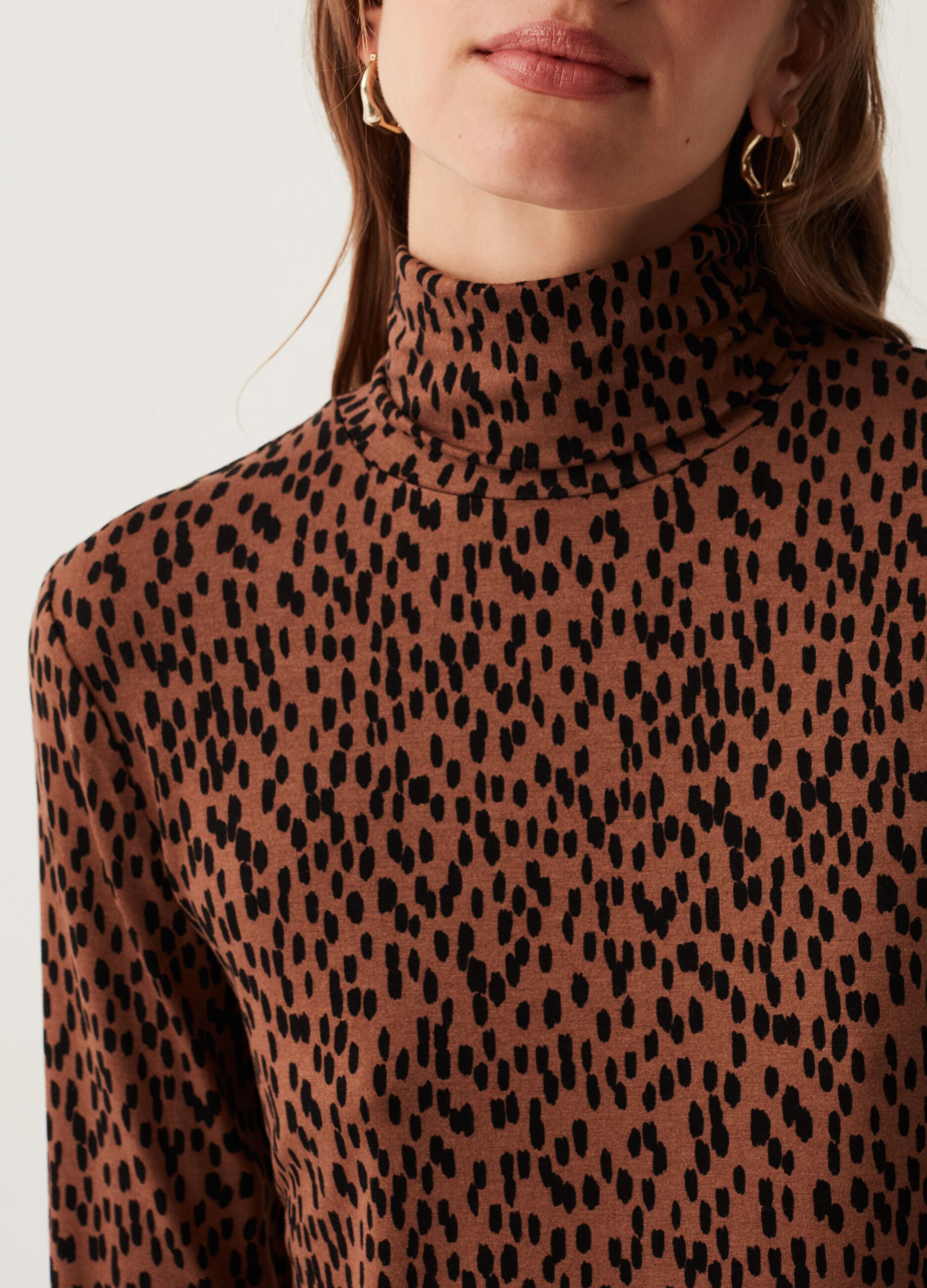 T-shirt a collo alto fantasia maculata_3