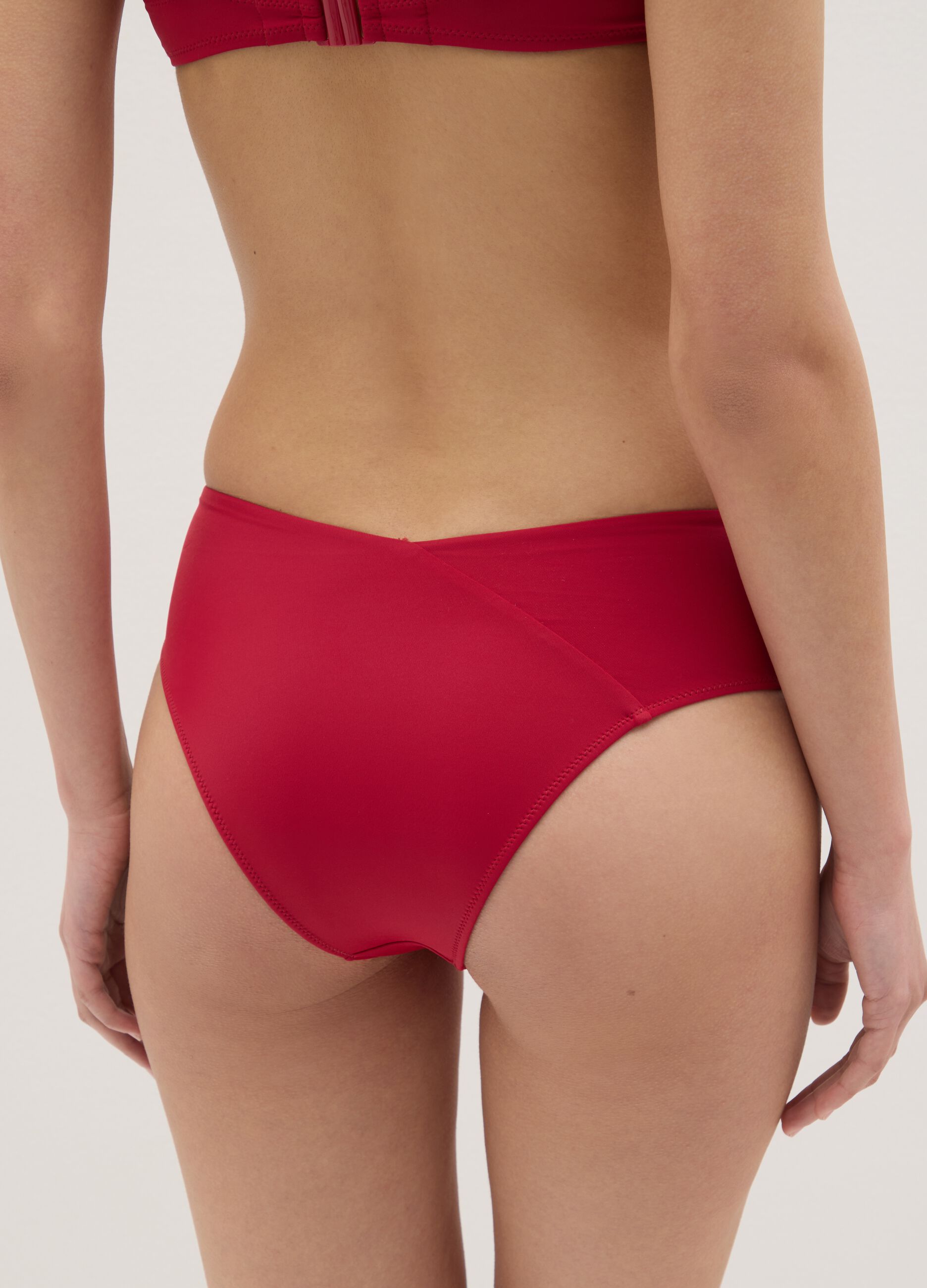 Women’s high-rise briefs in red stretch fabric.