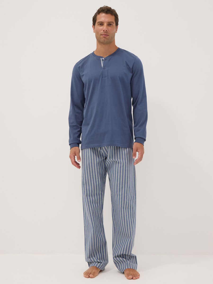 Pigiama blu in puro cotone organico con collo serafino regular fit_0