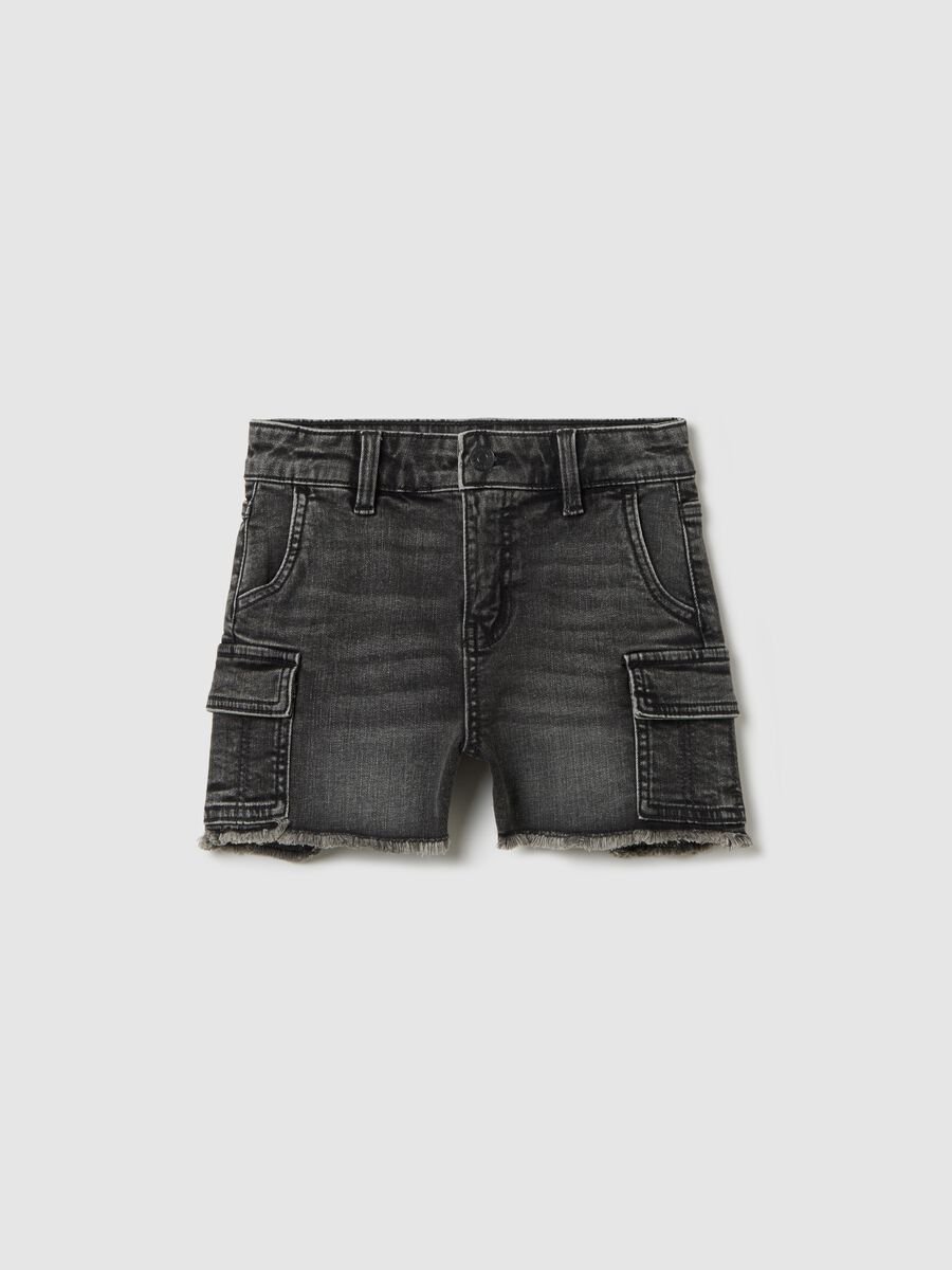 Shorts cargo neri con orlo sfrangiato_0
