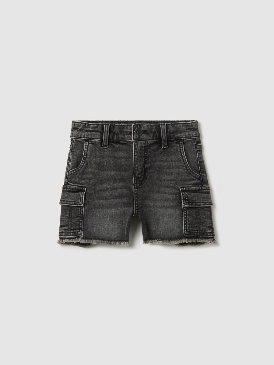 Shorts cargo neri con orlo sfrangiato_0