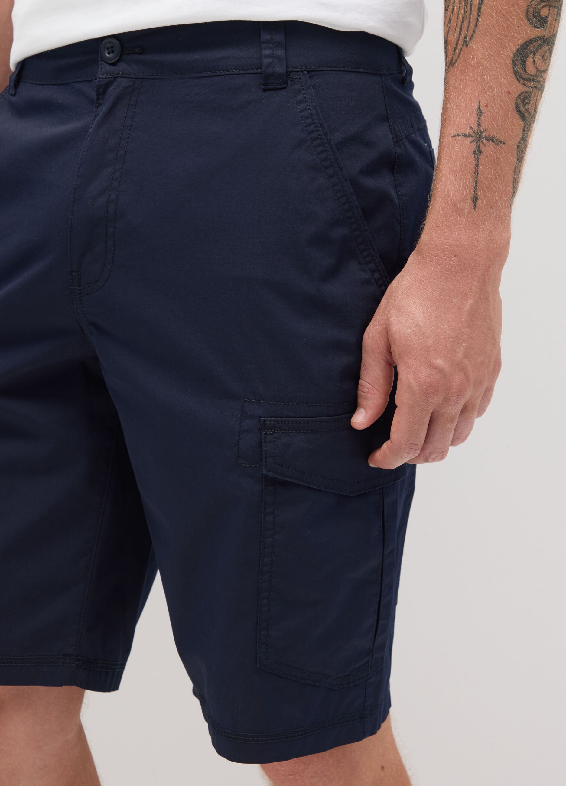 Men's blue regular fit cotton bermuda shorts with cargo pockets