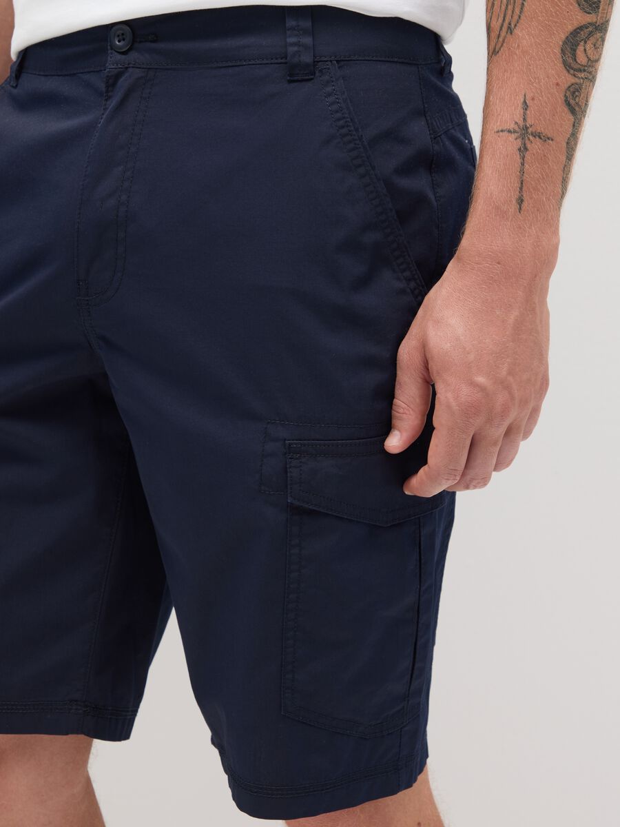 Men's blue regular fit cotton bermuda shorts with cargo pockets_2