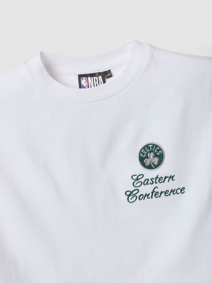 T-shirt bianca in puro cotone con stampa Celtics per ragazzo_5
