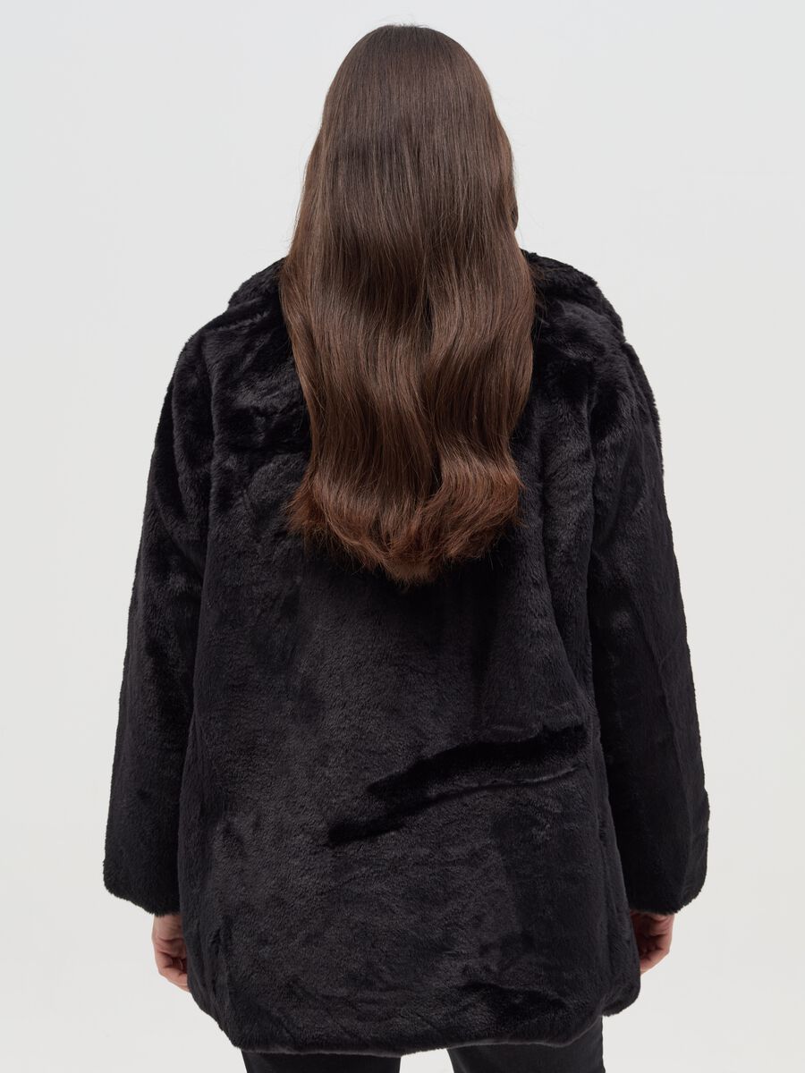 Curvy coat in faux fur_3
