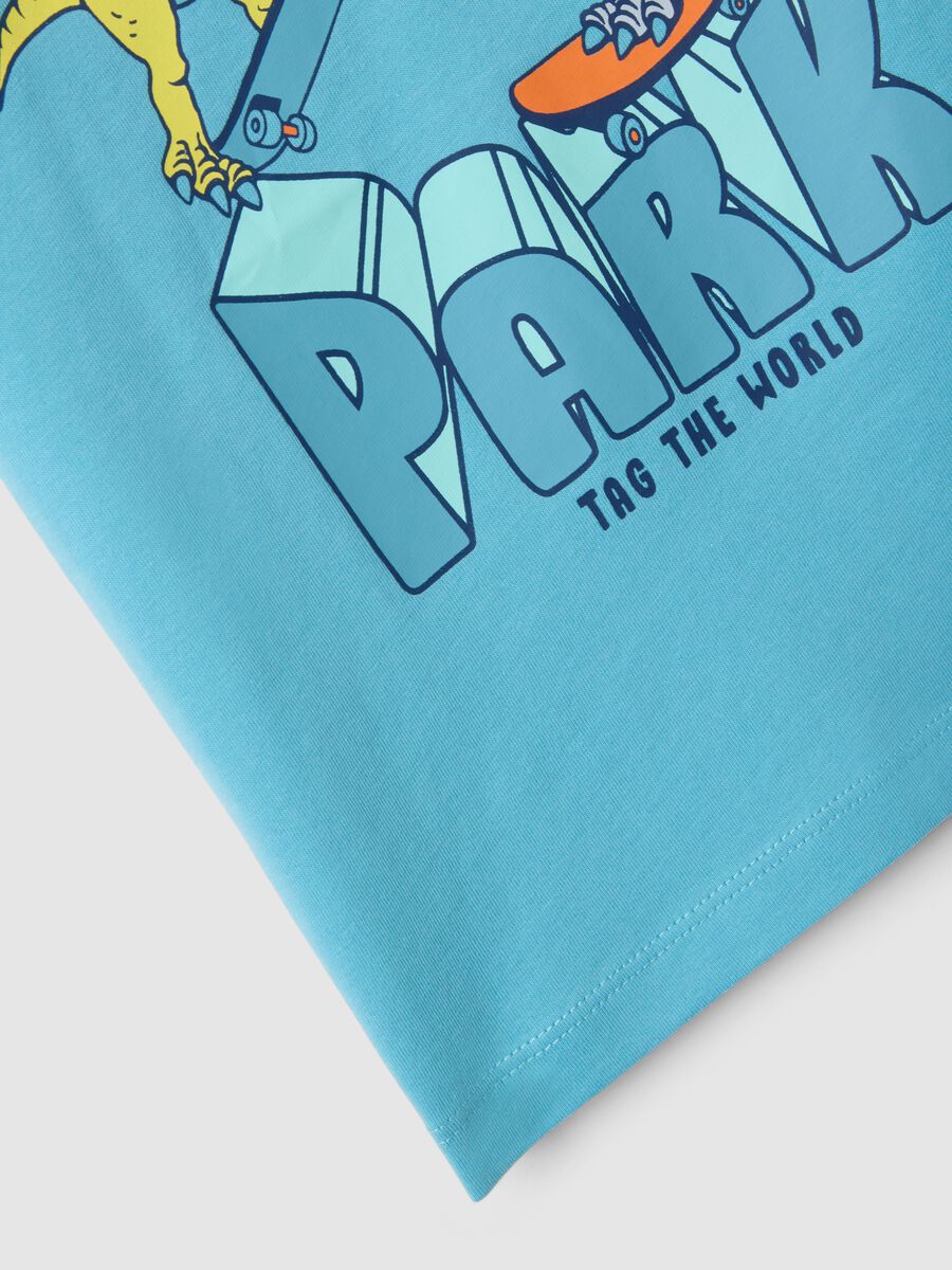 T-shirt in puro cotone azzurra da bambino oversize fit con dinosauri_3