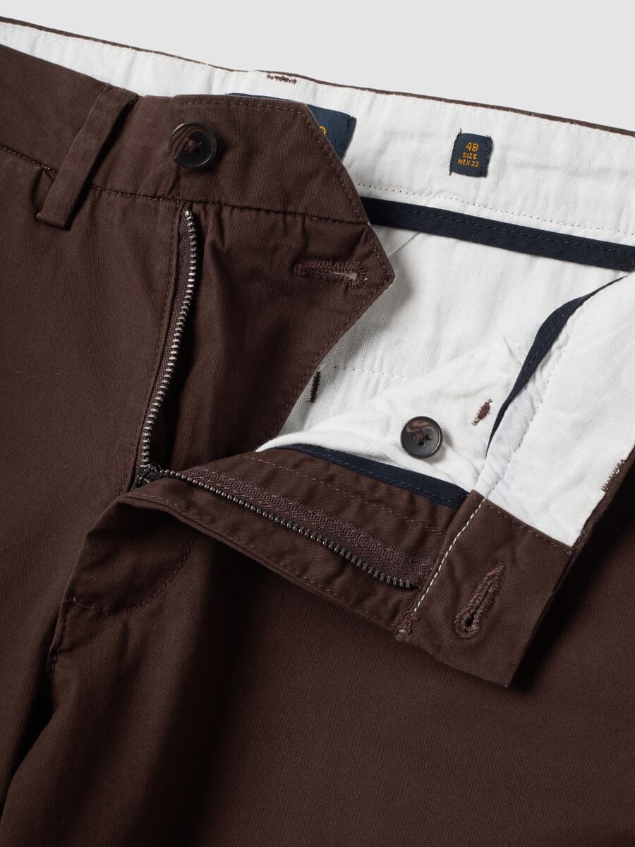 Pantaloni chino marroni in twill di cotone elasticizzato regular fit_5