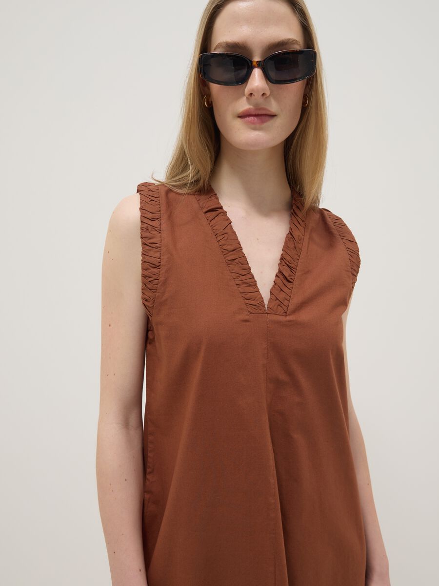 Abito mini marrone in puro cotone regular con scollo a V arricciato_3