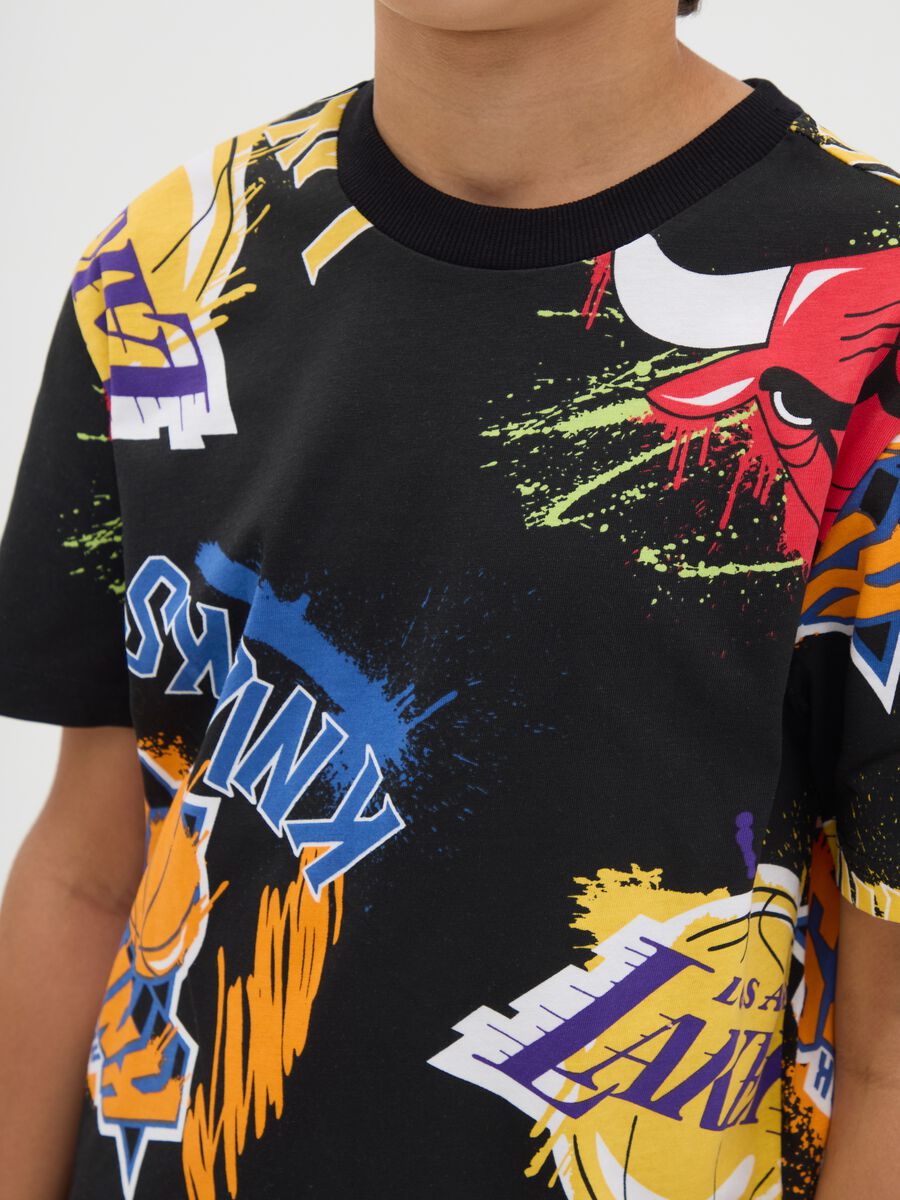 T-shirt da ragazzo in puro cotone nera regular fit con stampa basket_2