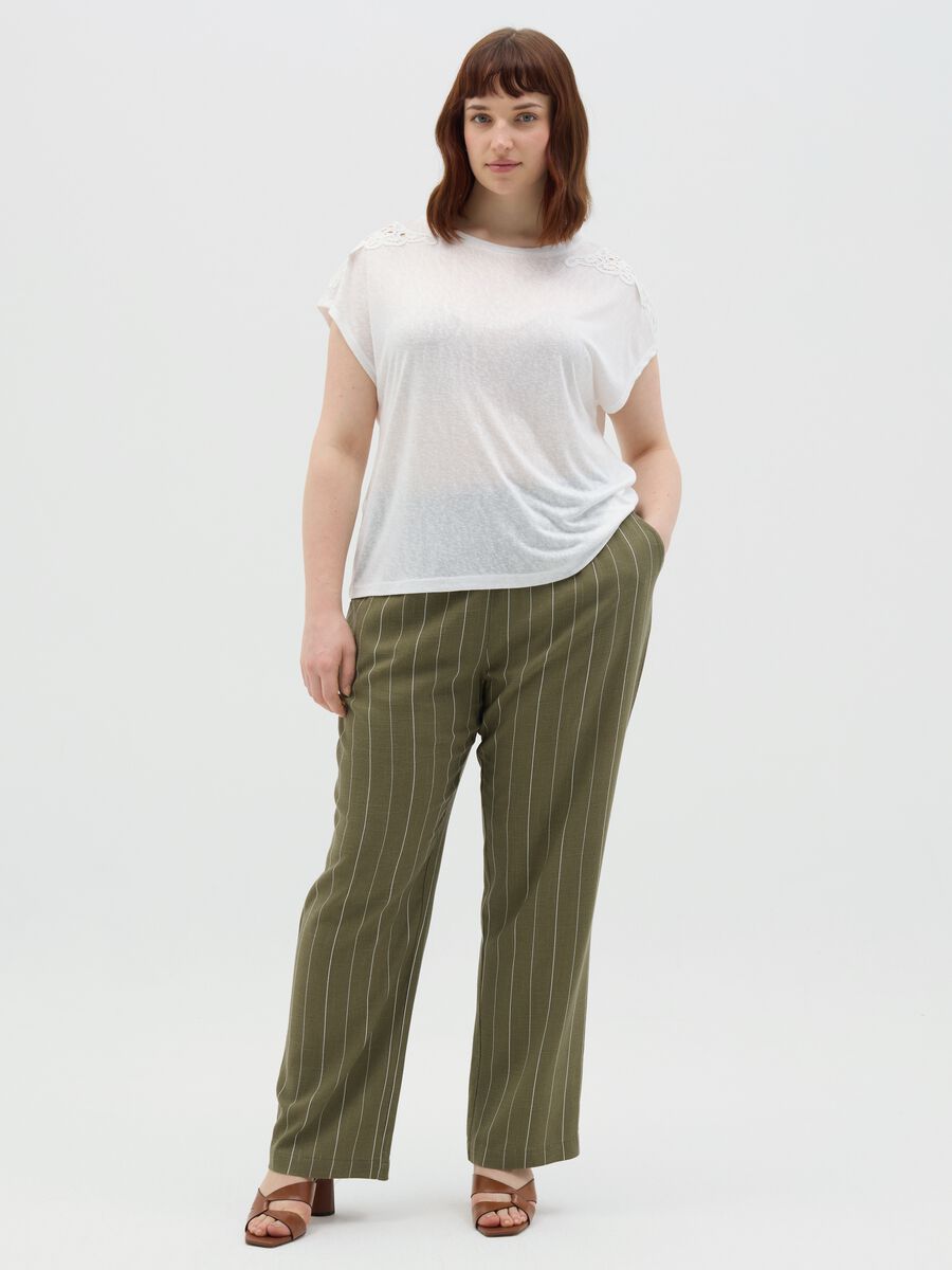 Curvy white T-shirt with lace details_1