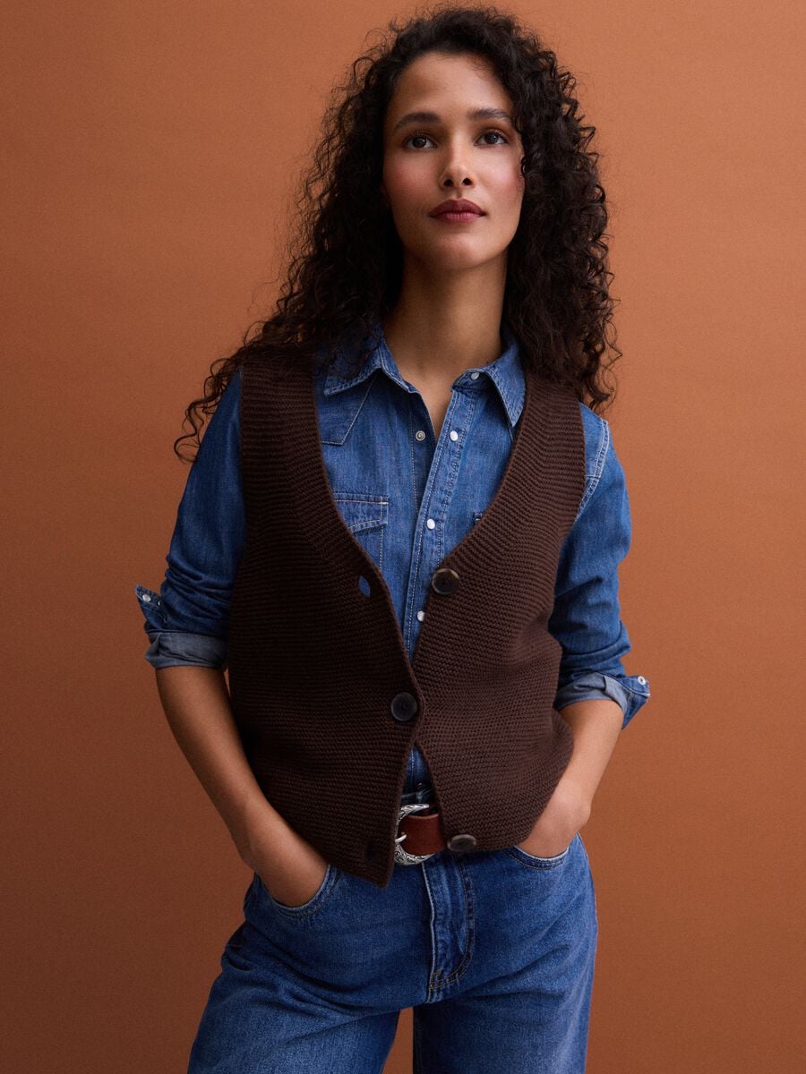 Brown wool-blend gilet with deep V-neck, regular fit_0