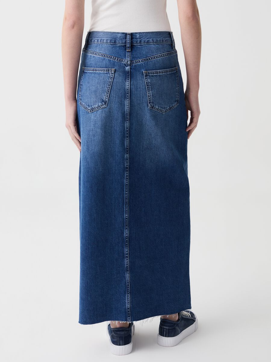 Long skirt in denim with raw edging_2