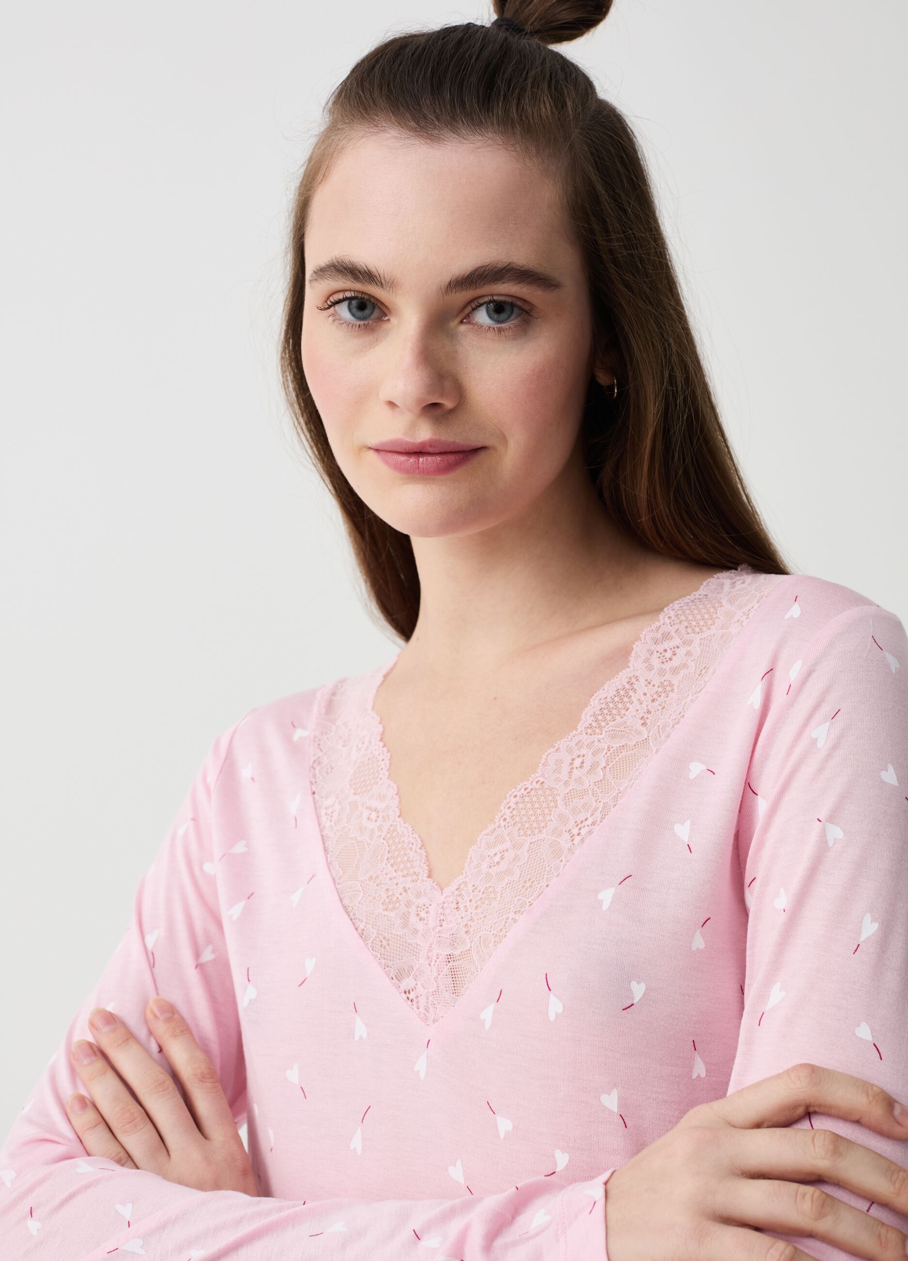 Nightdress with lace and hearts pattern