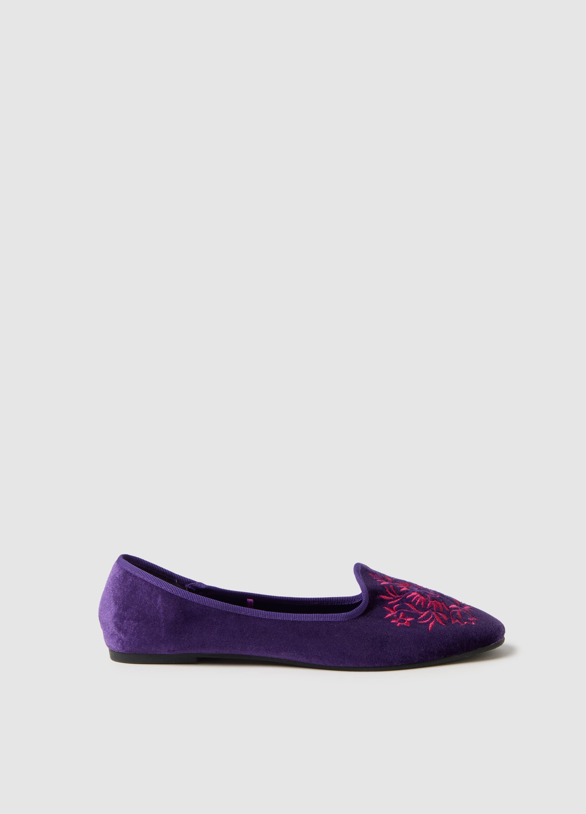 Purple Friulian shoes with floral embroidery