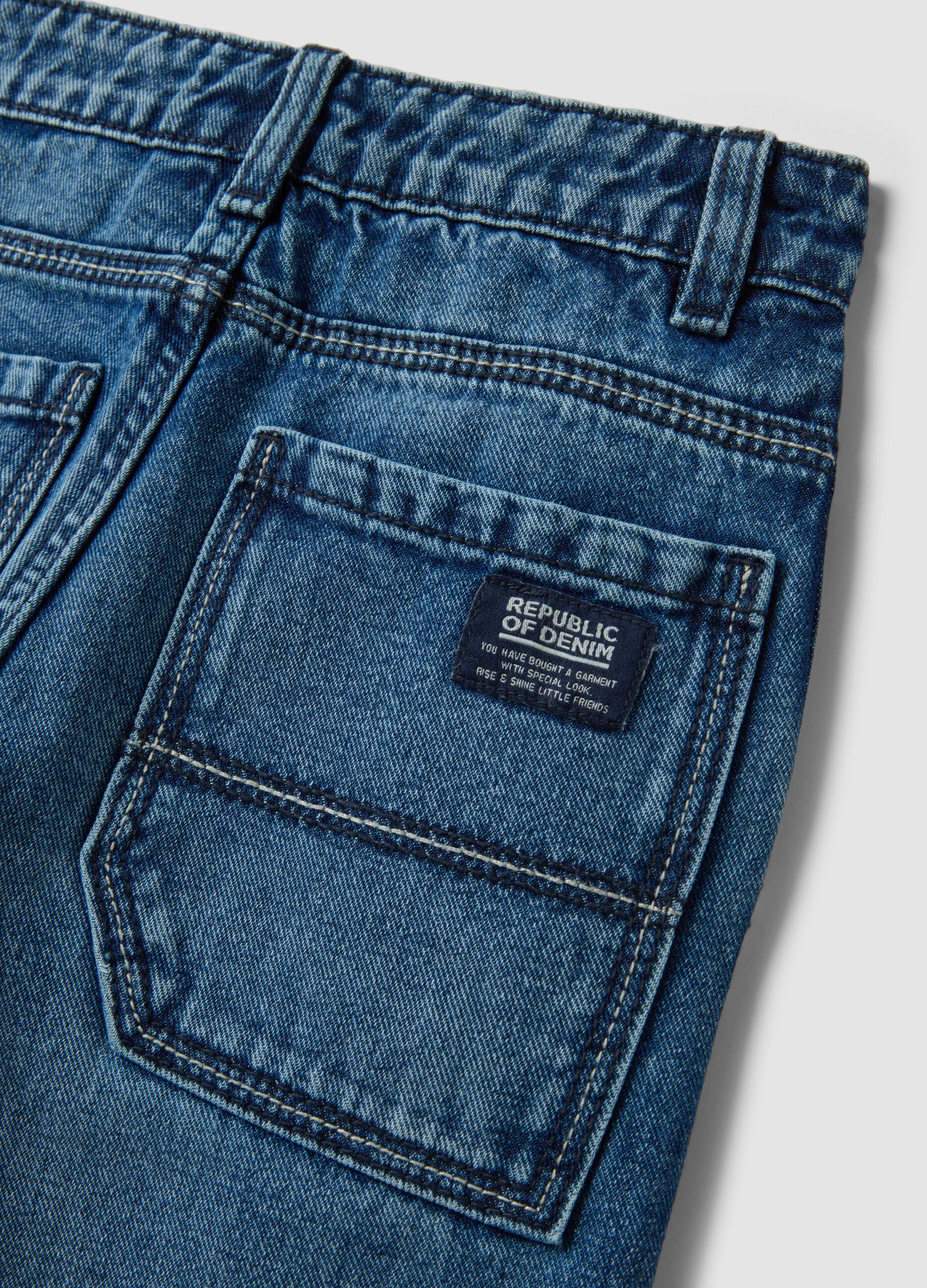 Jeans blu in puro cotone con tasche applicate loose fit per bambino