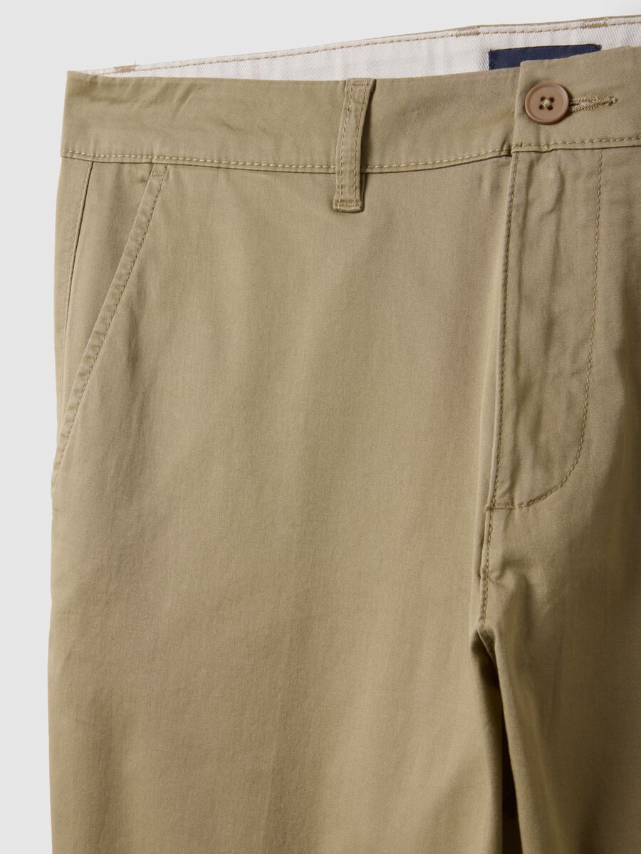 Beige stretch cotton chino trousers with a regular fit_5