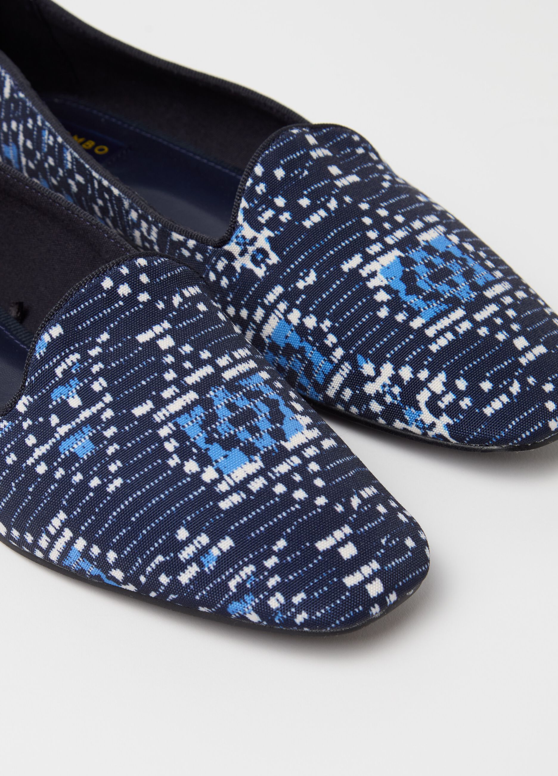 Slipper shoes with ikat print