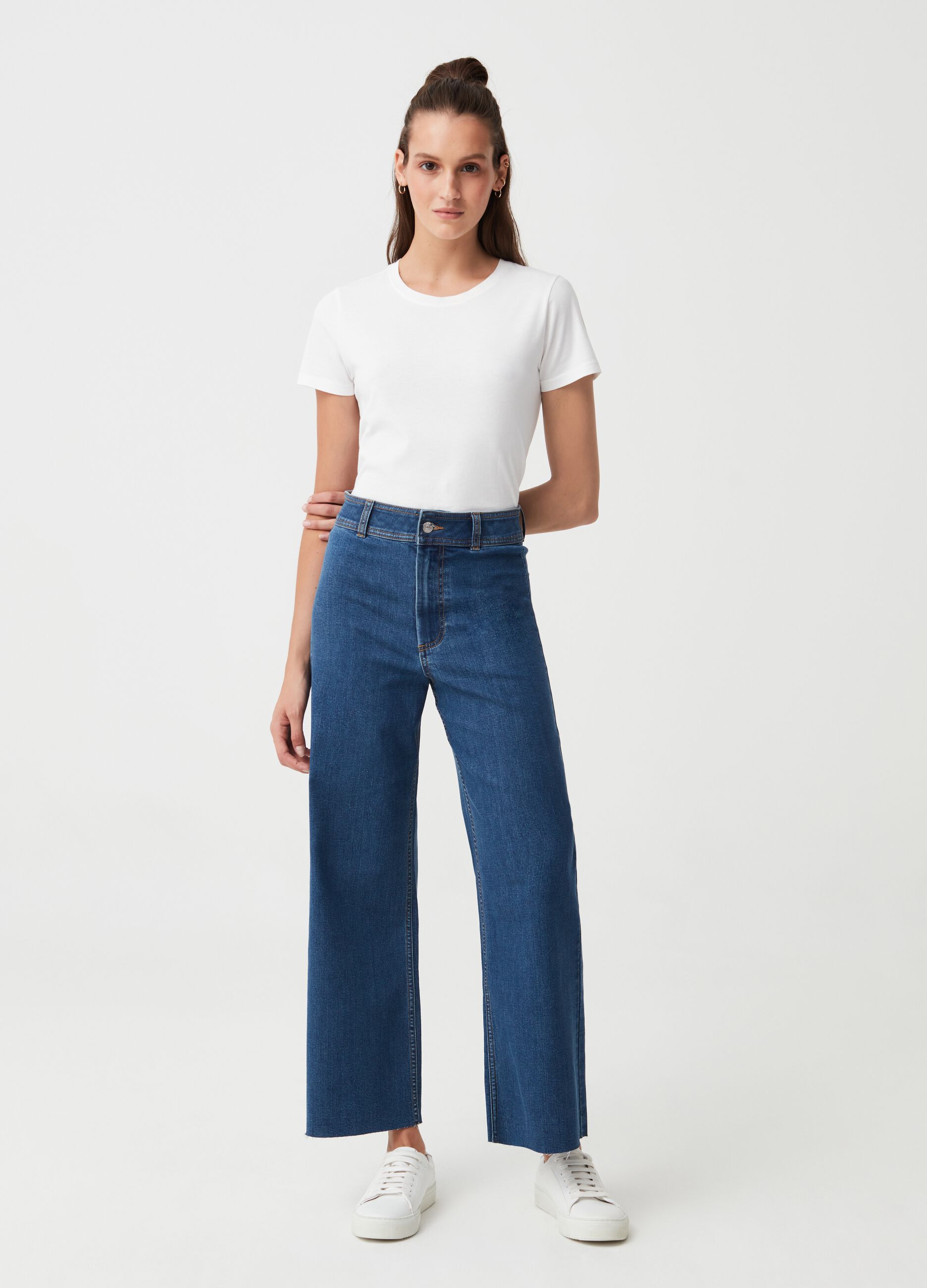 Jeans marine wide leg con orlo a vivo