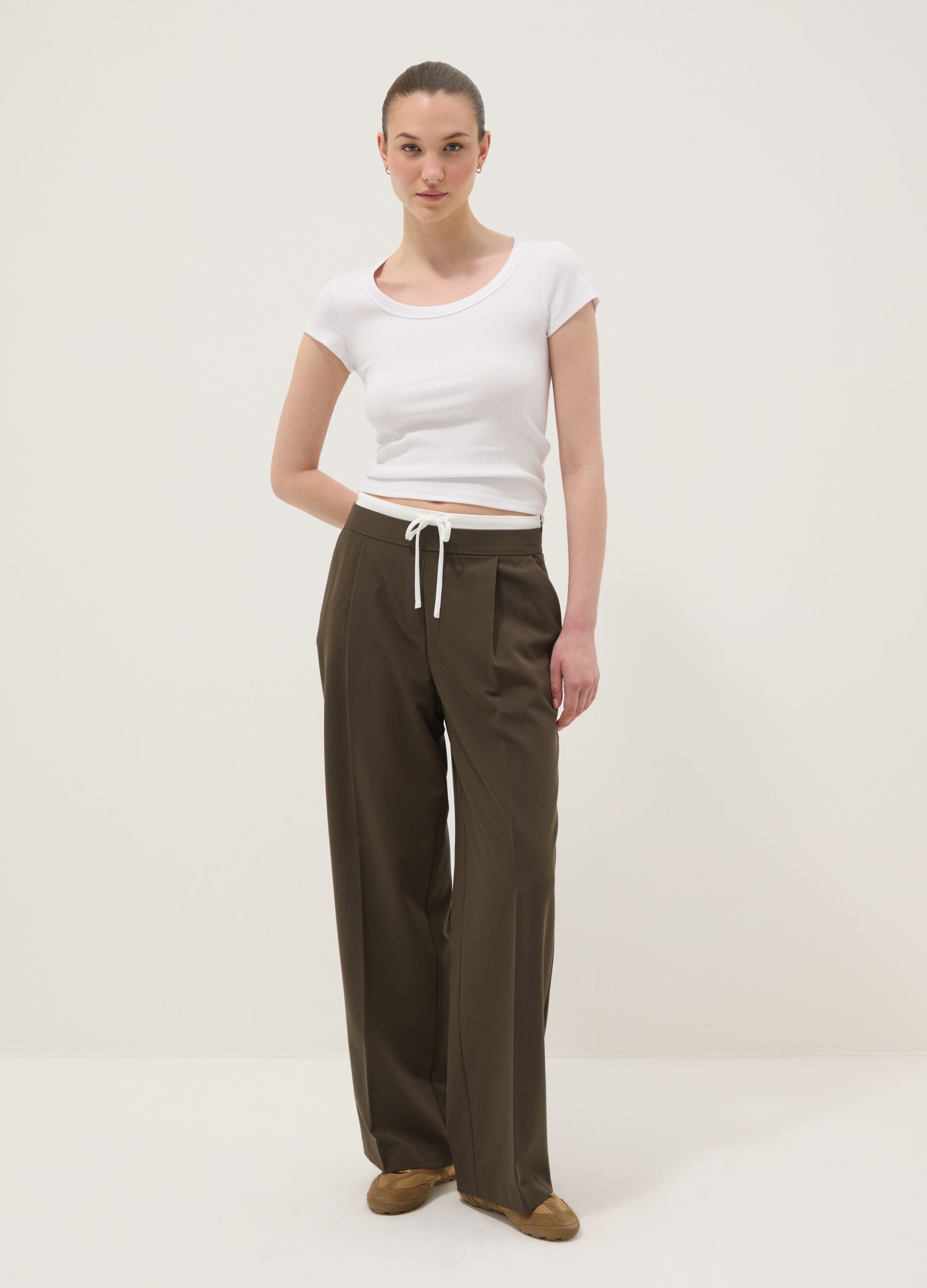 Green jogger trousers with regular fit and elastic waist