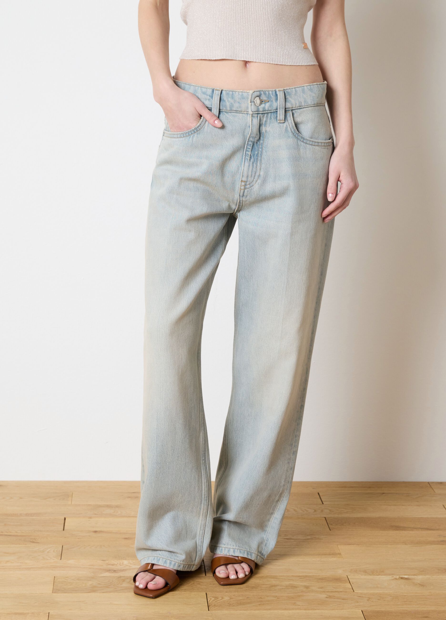 Wide-leg mid-rise jeans