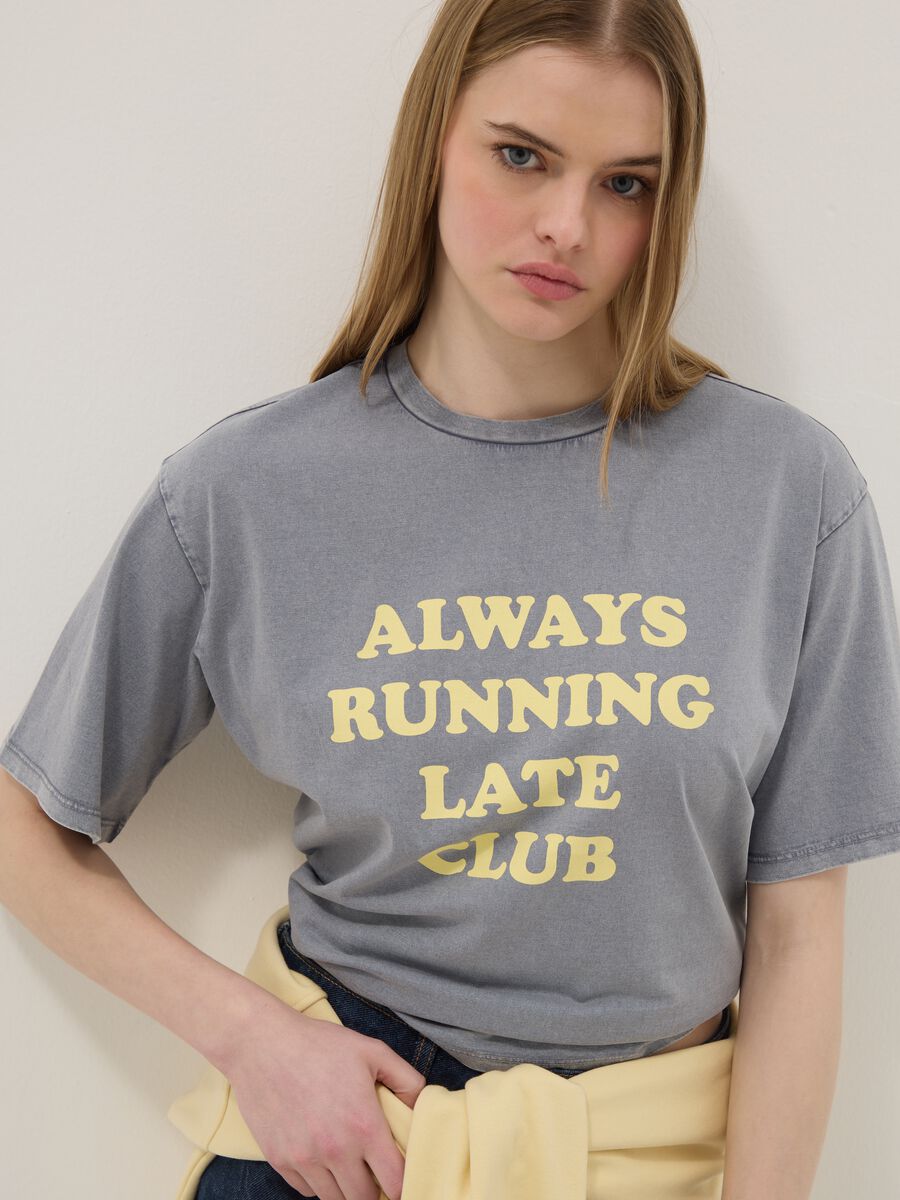 T-shirt in puro cotone grigia relaxed fit con stampa_0