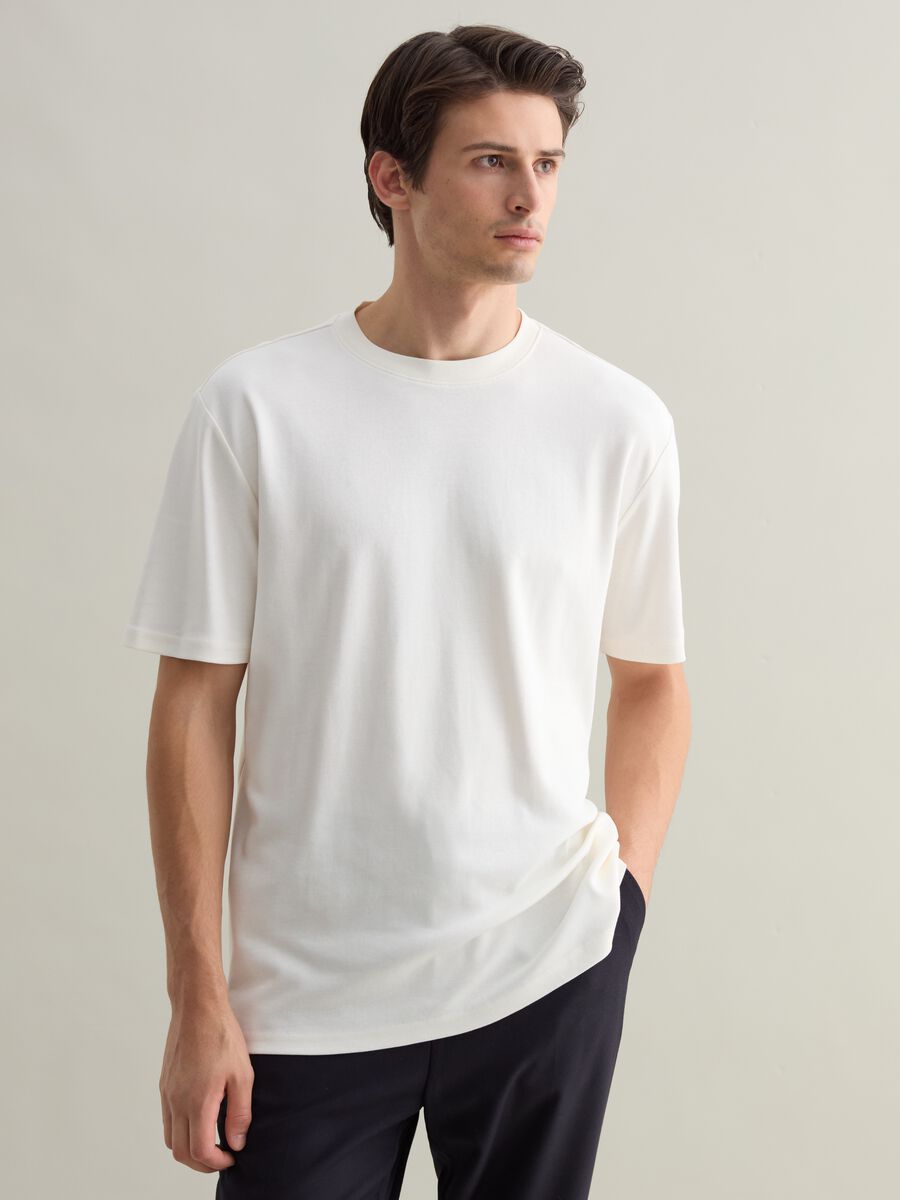 Contemporary T-shirt in cotton with round neck_0