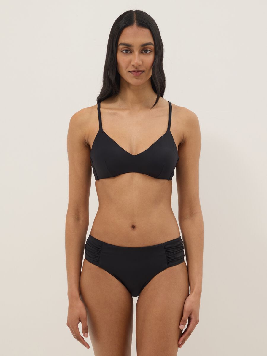 Top bikini a triangolo nero con imbottitura removibile_1