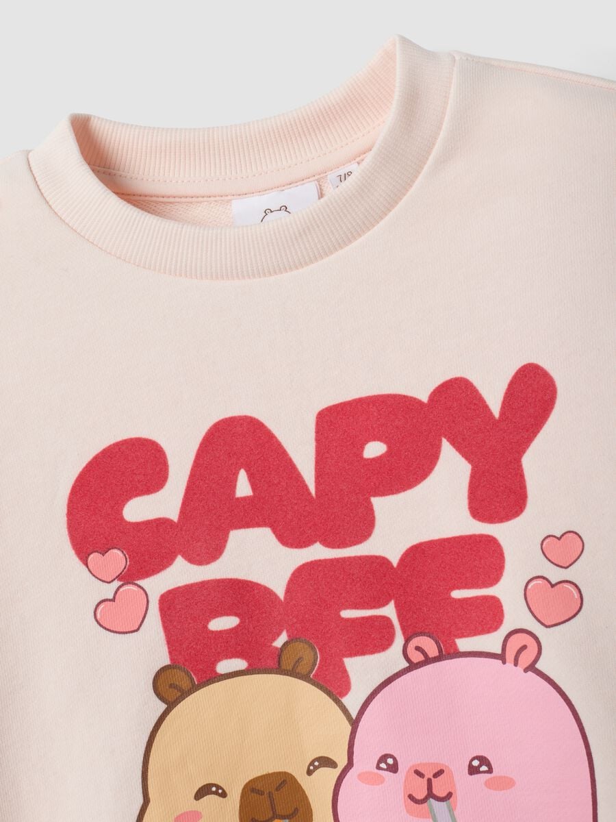 Felpa rosa in misto cotone con girocollo stampa capibara per bambina_2