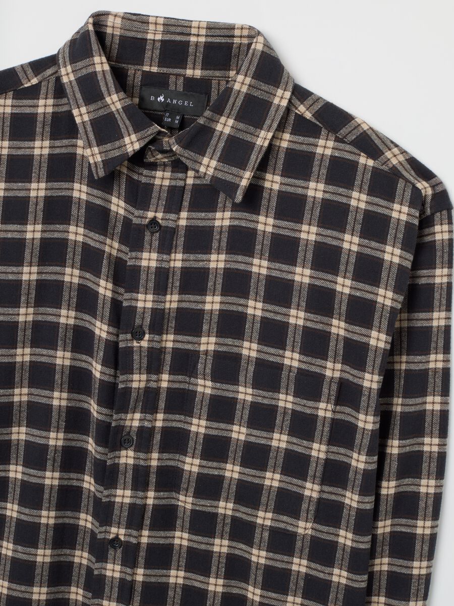 Camicia nera in flanella con motivo a quadri_5