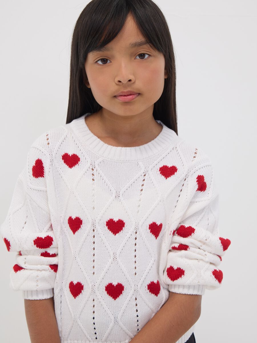 Maglia bianca in misto cotone con motivo traforato e cuori per ragazza_2