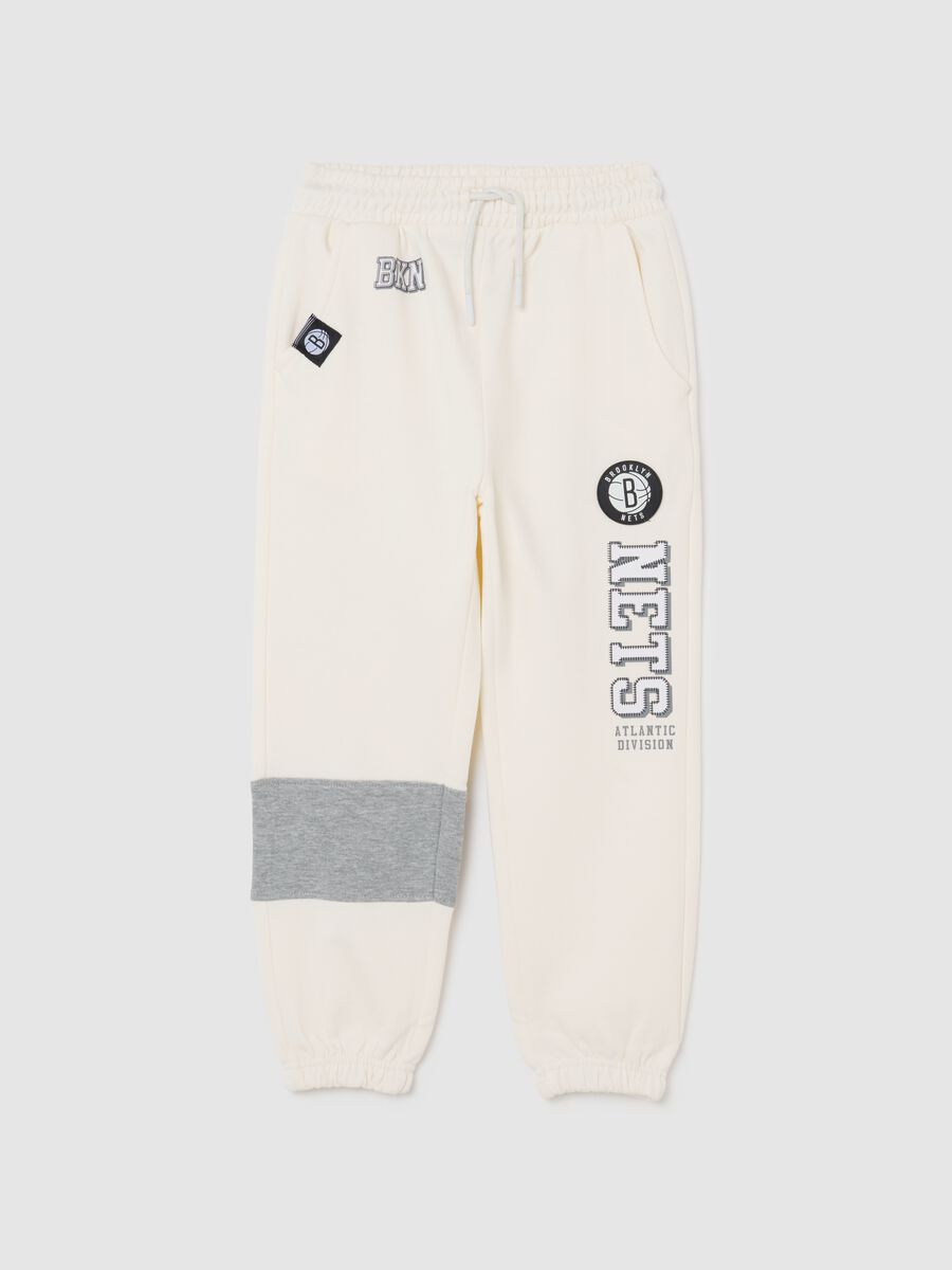 Jogger da bambino in misto cotone bianchi vestibilità over con logo Nets_0