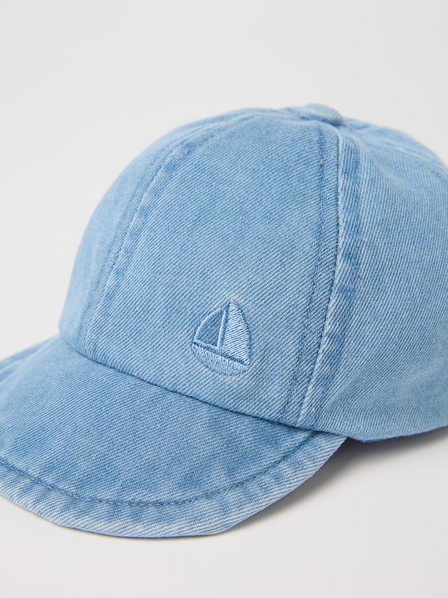 Babies’ light blue hat in 100% cotton with peak_2