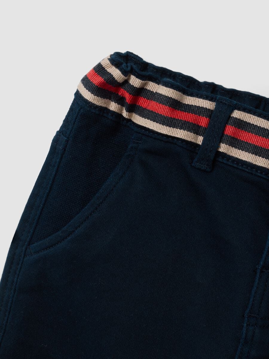Pantaloni blu in cotone elasticizzato con vita elasticizzata per bimbo_3