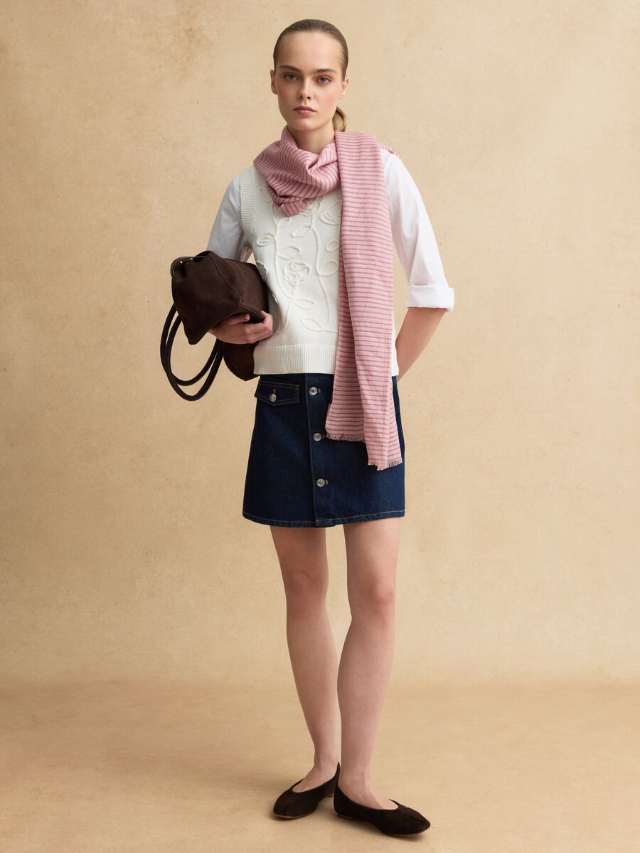 Regular fit pure white cotton gilet with floral design_2