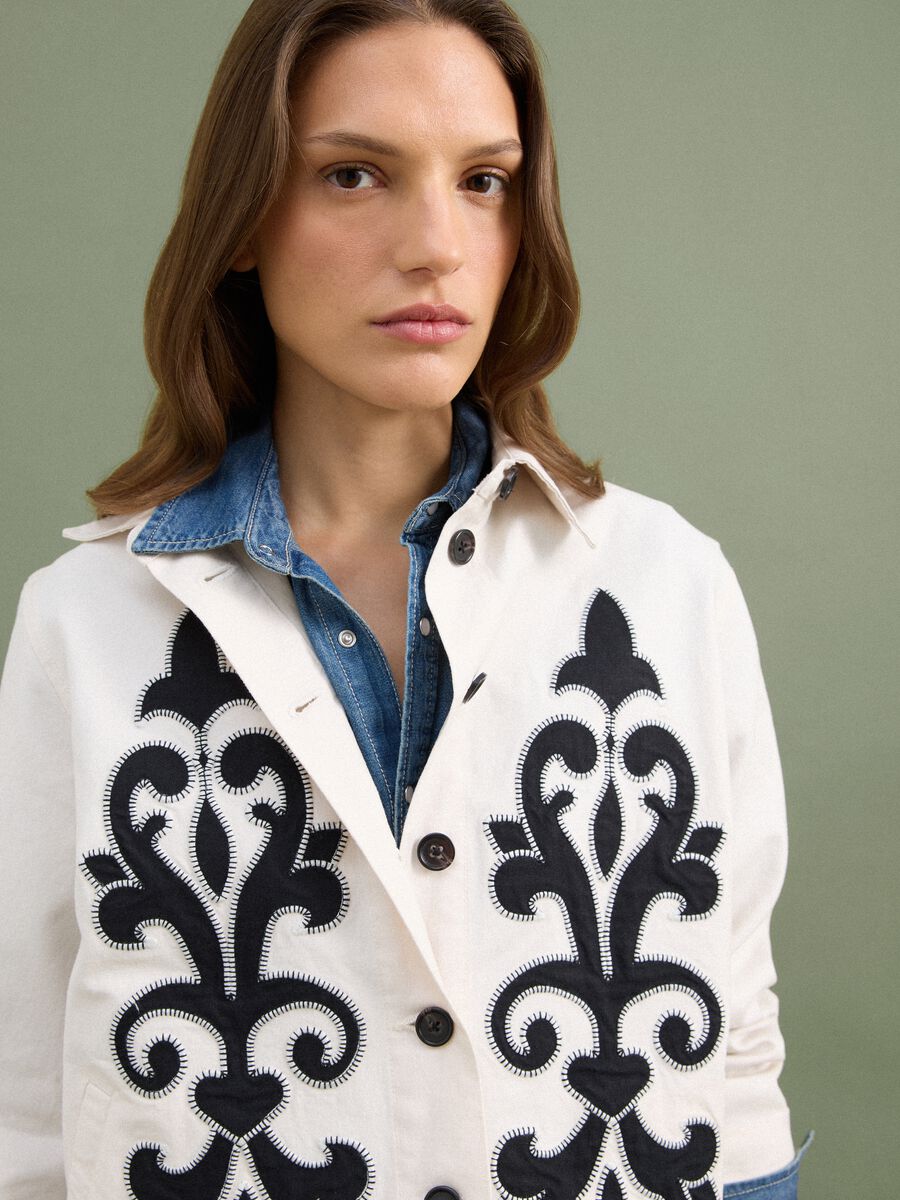Blazer bianco in misto lino e lyocell con ricami a contrasto regular fit_1