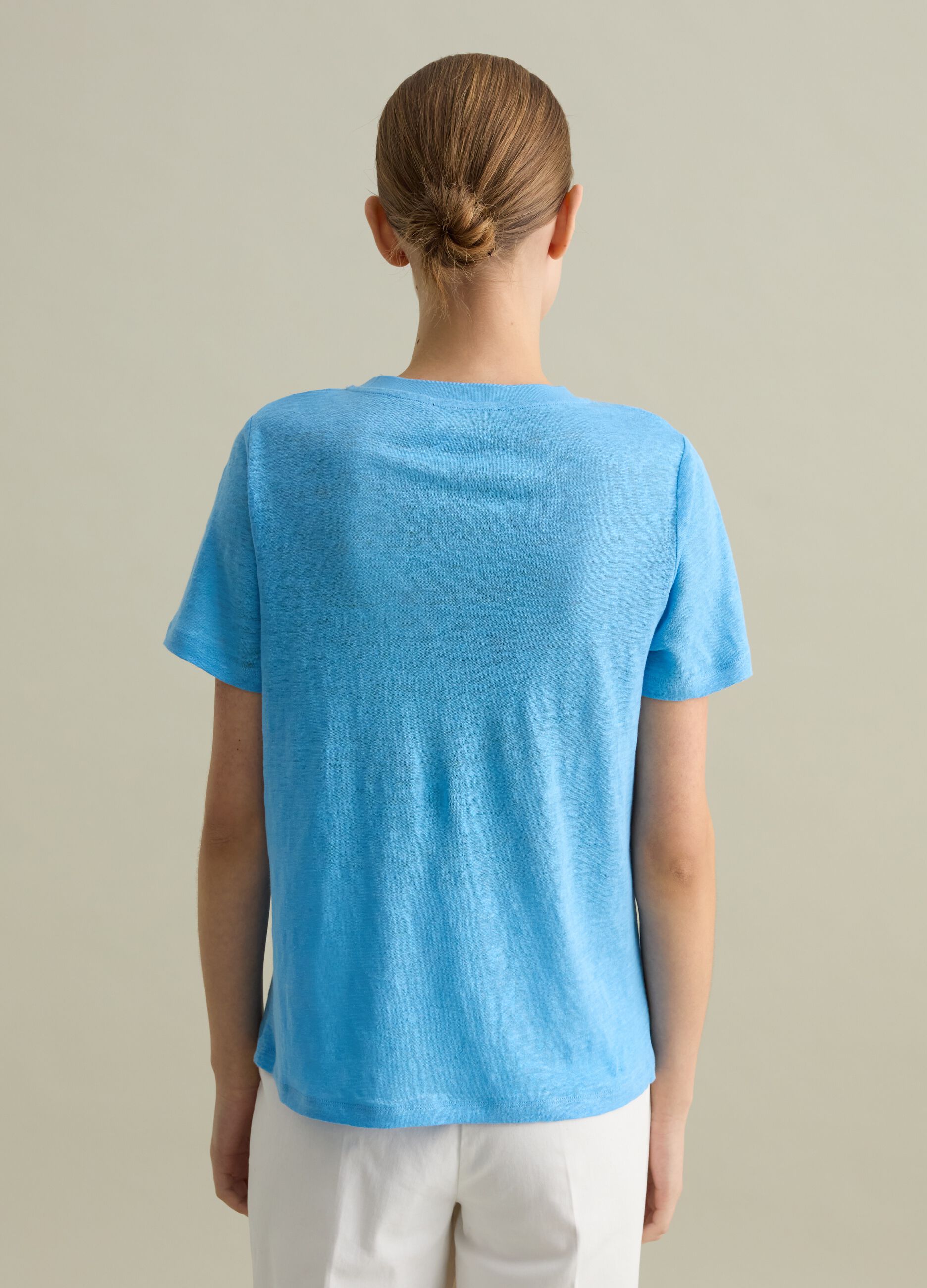 Short-sleeved T-shirt in light blue linen