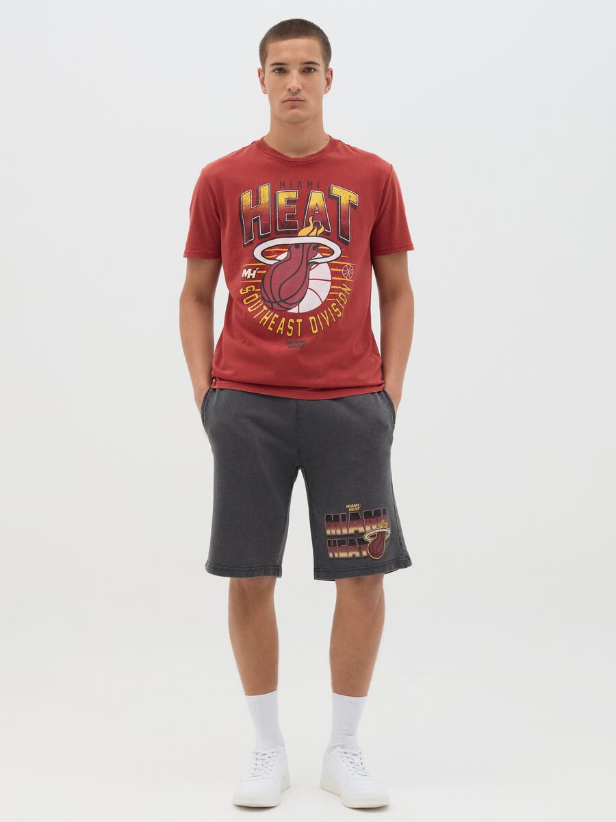 Grey sporty shorts with Miami Heat logo_0