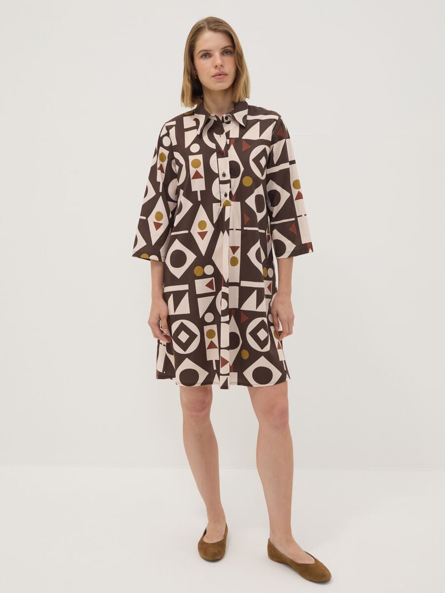 Abito marrone in cotone elasticizzato con fantasia geometrica regular fit_0