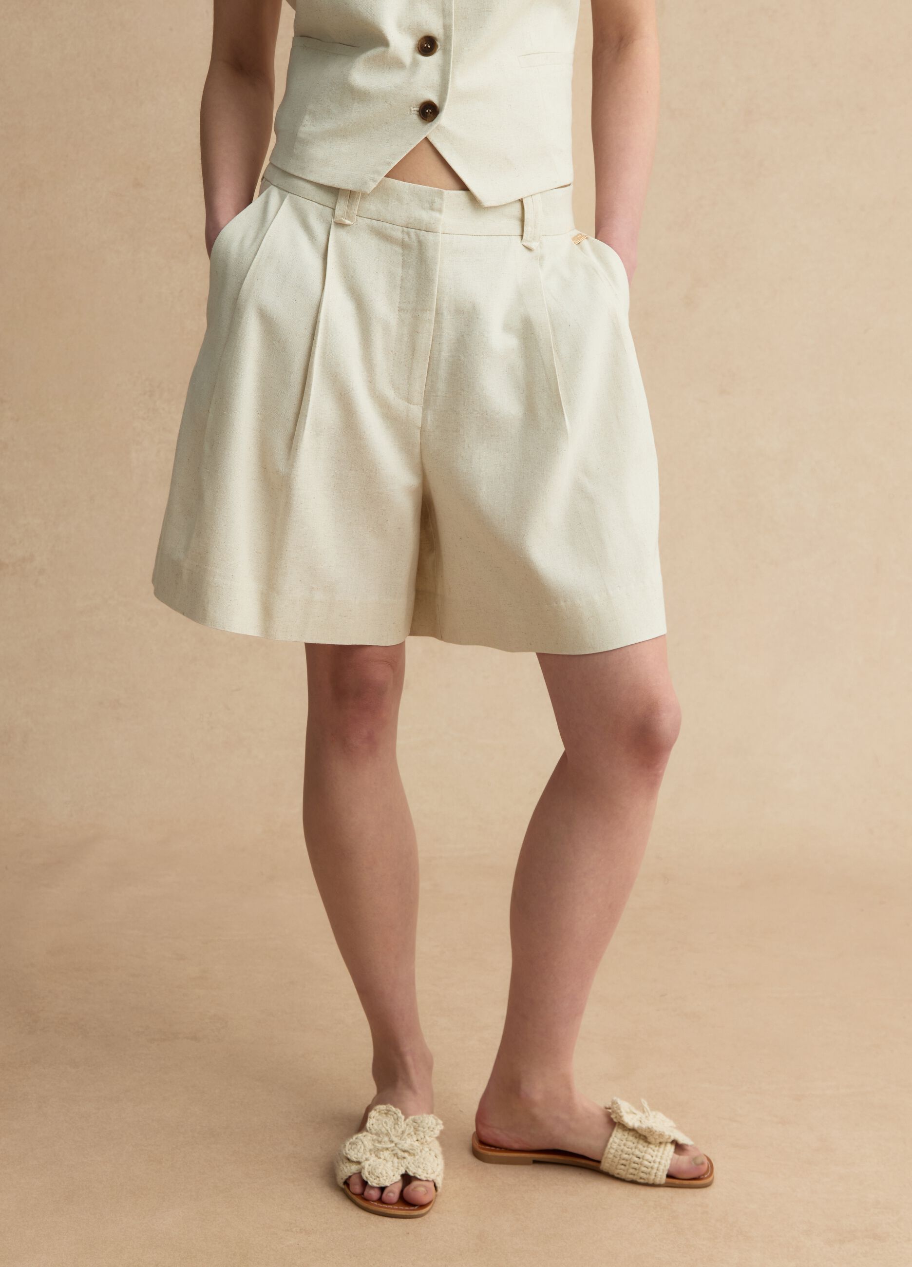 Beige viscose-linen blend shorts, regular fit
