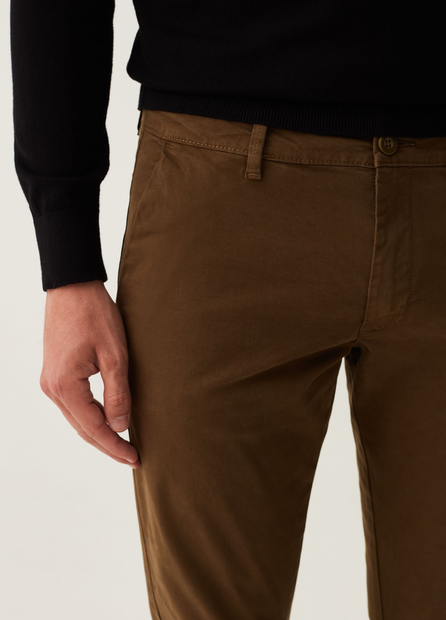 Pantaloni chino in cotone stretch_3