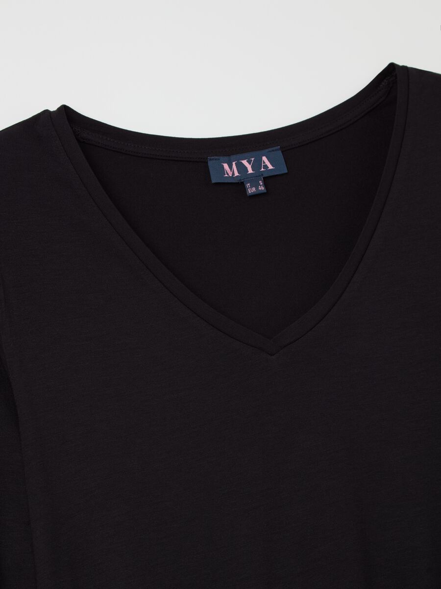 Curvy V-neck T-shirt_5