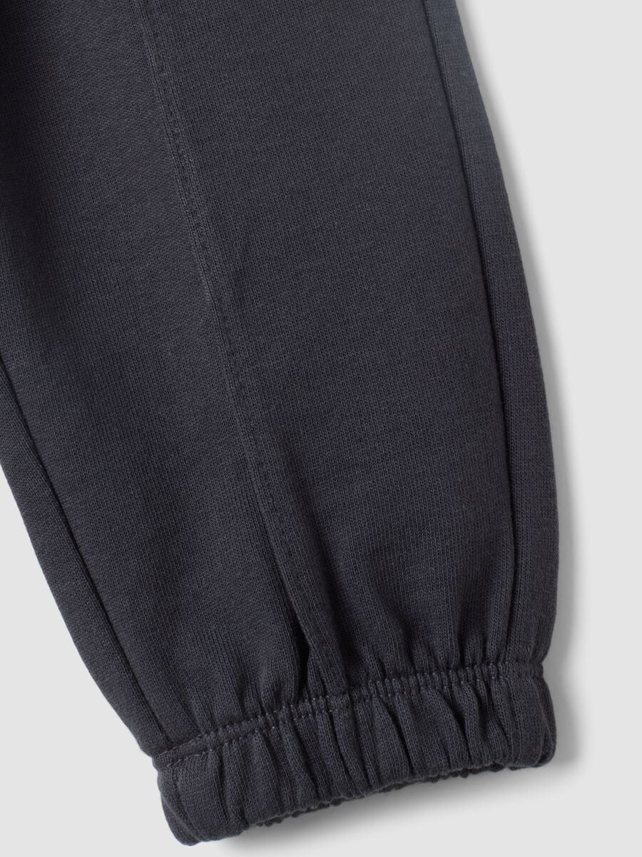 Pantaloni jogger neri in puro cotone con stampa cuore comfort fit per bimba_3