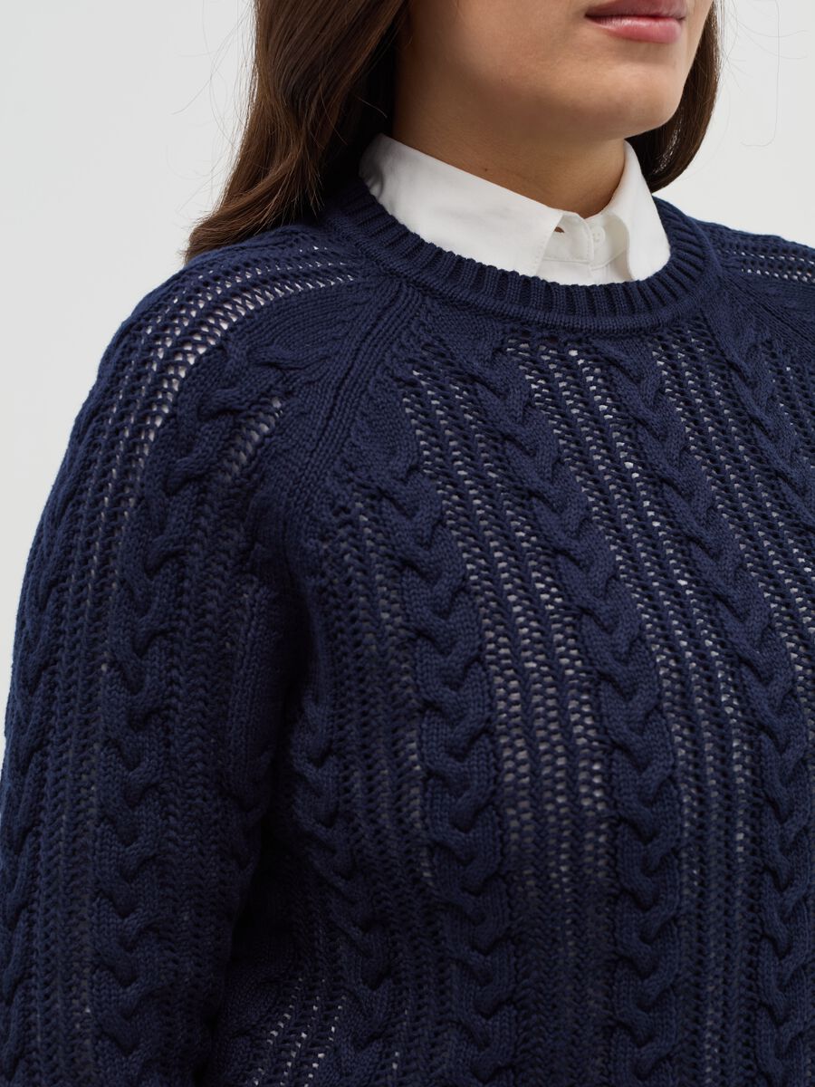 Curvy crochet pullover with cable-knit design_2